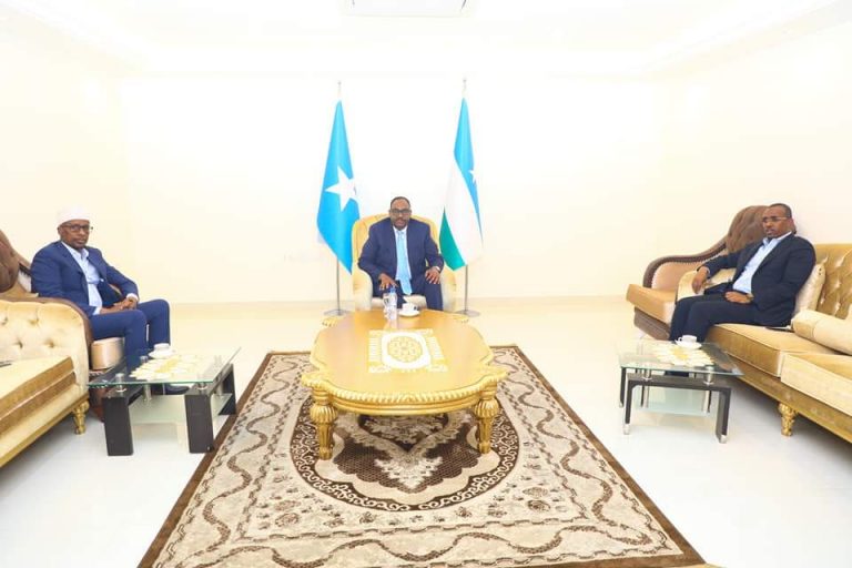 Madaxweynaha Puntland oo qaabilay Wasiirka Kalluumeysiga iyo Wasiiru dowlaha Maaliyadda dalka…