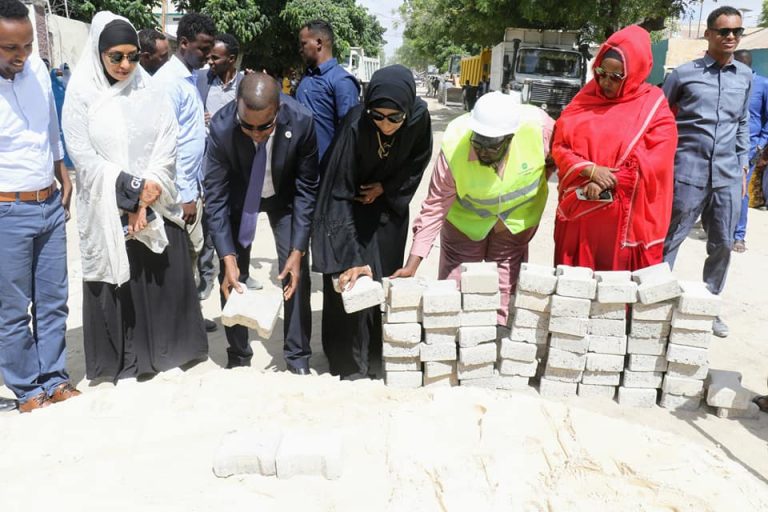Duqa Muqdisho oo dhagax dhigay waddo interlock ah oo isku xirta Furayaasha iyo suuqa…
