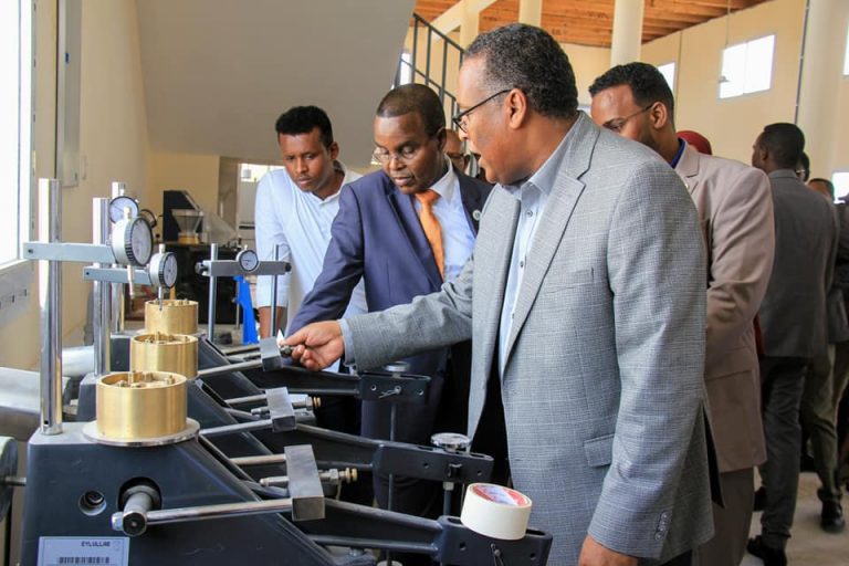 Guddoomiye Cumar Filish oo xariga ka jaray sheybaar lagu hubinayo tayada qalabka dhismaha “SAWIRRO”…