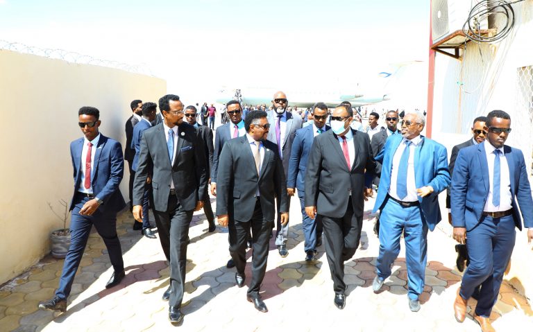 Wafdi uu Hoggaaminayo Guddoomiyaha Golaha Shacabka oo gaaray Garoowe+Sawirro