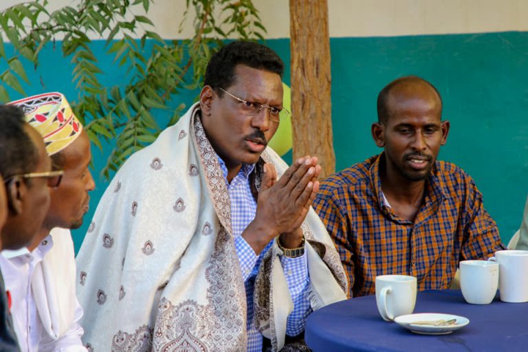 Madaxweynaha Galmudug oo la kulmay Shacabka Gaalkacyo+Sawirro