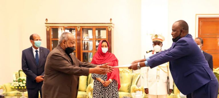 Madaxweynaha Djibouti oo warqadaha aqoonsiga safiirnimo ka guddoomay Danjire Salaad Cali Jeelle