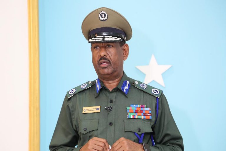 Taliyaha Booliska Soomaaliyeed oo hambalyo u diray ciidanka Booliska