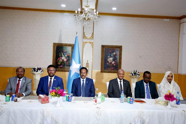 Madaxweyne Farmaajo oo xalay casho sharaf u sameeyay guddoonka Baarlamaanka Galmudug +Sawirro