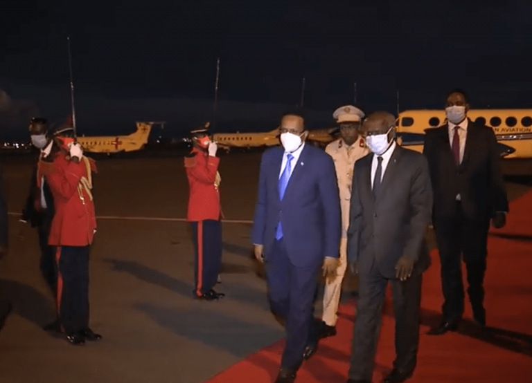 Madaxweyne Farmaajo oo gaaray dalka Jabuuti oo madaxda IGAD shir aan caadi ahayn ku yeelanayaan