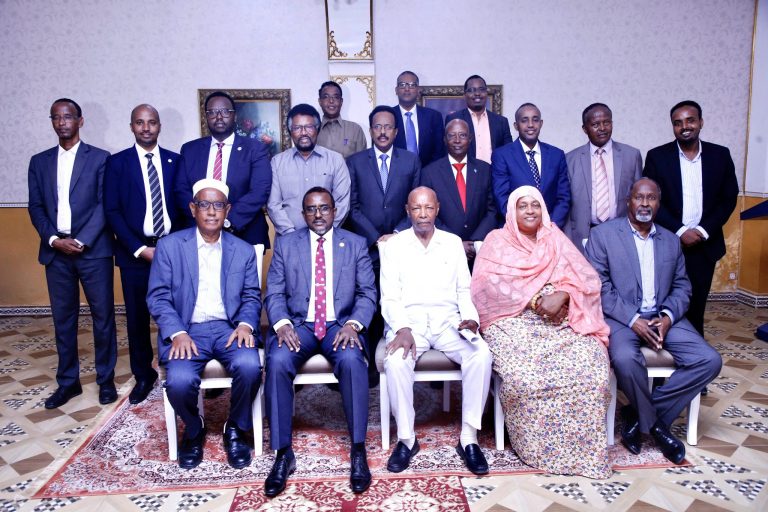 Madaxweyne Farmaajo oo Warbixin ka dhageystay Guddiyada Dib-u-eegista Dastuurka ”SAWIRRO”