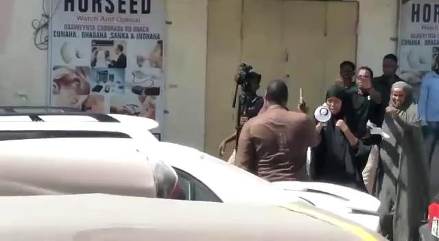 استنكار شديد لإطلاق جندي بلباس مدني النار على متظاهرين في مقديشو