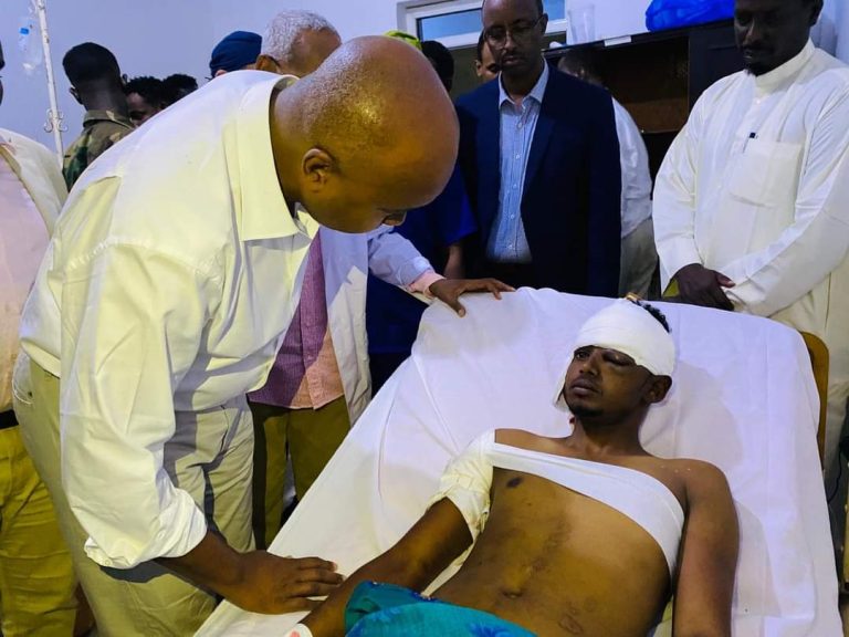 Somali Foreign Minister visits the wounded in the terrorist bombing in Galkayo