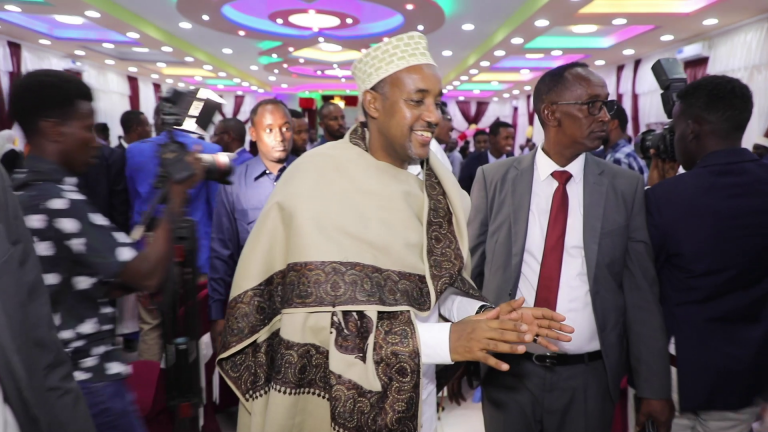 Ra’iisul Wasaare Rooble oo casho Sharaf loogu sameeyay Cadaado