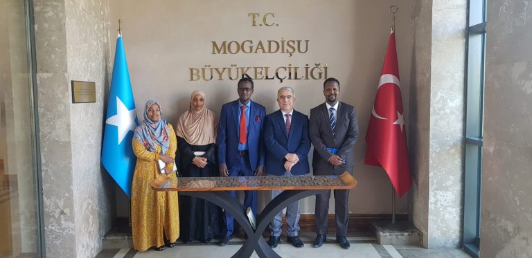 Guddoomiyaha Guddiga doorashooyinka oo la kulmay Danjiraha Turkiga ee Soomaaliya