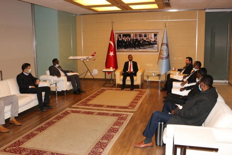 Wasiirka Cadaaladda XFS iyo wafdi uu hogaaminayay oo lagu soo dhaweeyayTurkiga+