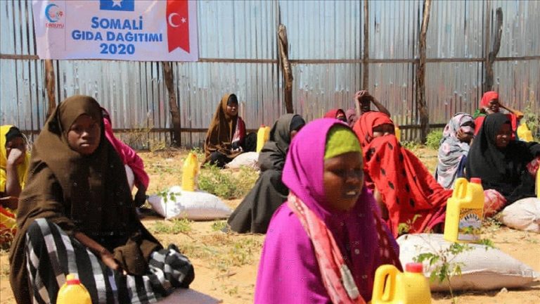 جمعية تركية تقدم مساعدات للمحتاجين في مقديشو