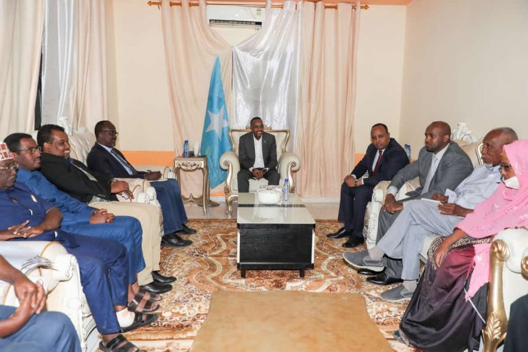 Ra’iisul Wasaaraha oo kulan la yeeshay Isimada iyo Bulshada Rayidka Puntland+Sawirro