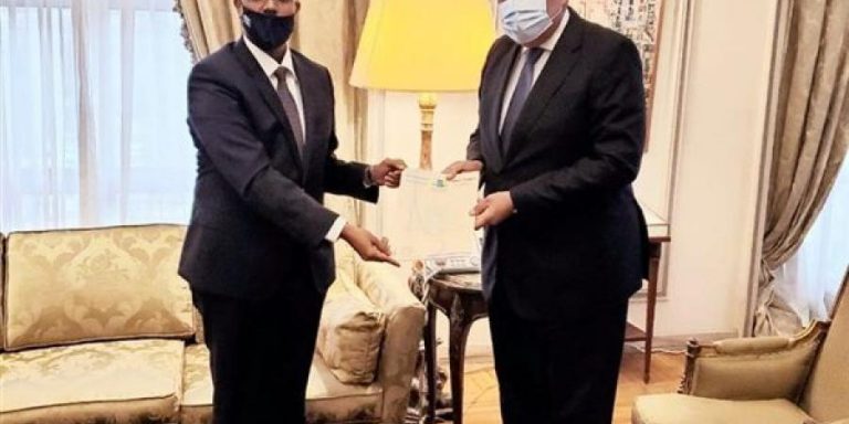 سفير الصومال يقدم نسخة من أوراق إعتماده إلي وزير الخارجية المصري
