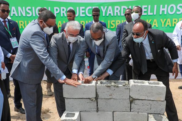 رئيس الوزراء يضع الحجر الأساس لتوسعة مستشفى يارديملي