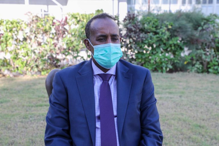 Ra’iisul-wasaare Rooble oo ganacsatada kala hadlay in aysan shacabka ku qaaliyeyn maciishadda &…