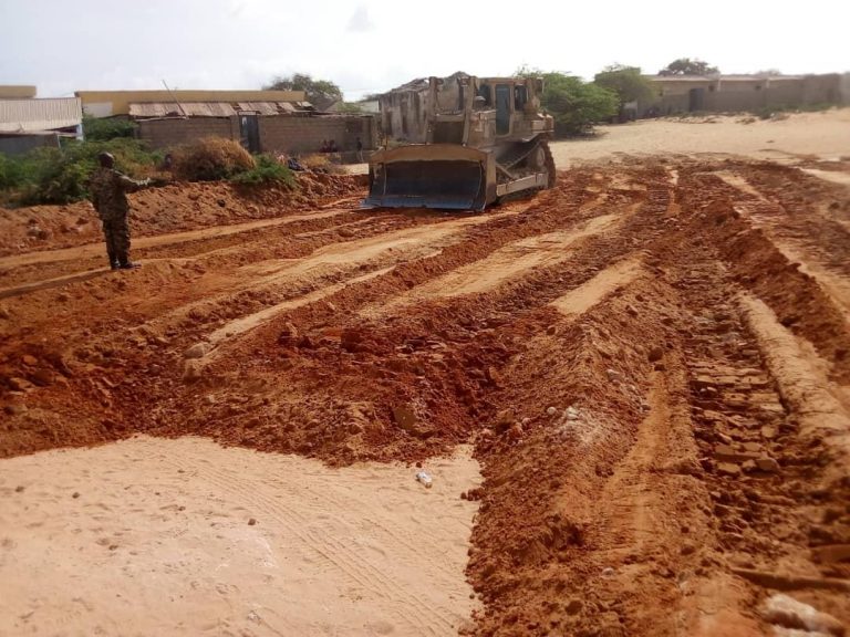 AMISOM oo dayactir ku bilowday garoonka ciyaaraha ee magaalada Baraawe “SAWIRRO”