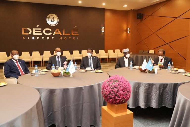 توصل الى اتفاقية من ستة بنود بين الحكومة الفيدرالية واتحاد المرشحين