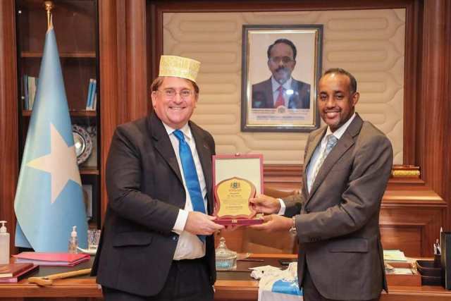 القائم بأعمال رئيس الوزراء يودع السفير البرطاني بعد انتهاء فترة عمله بمقديشو