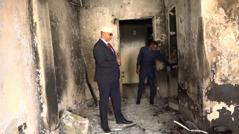 Wasiirka Warfaafinta oo kormeeray Hotel Afrik oo ay argagixisadu dad rayid ah ku laaysay “SAWIRRO”