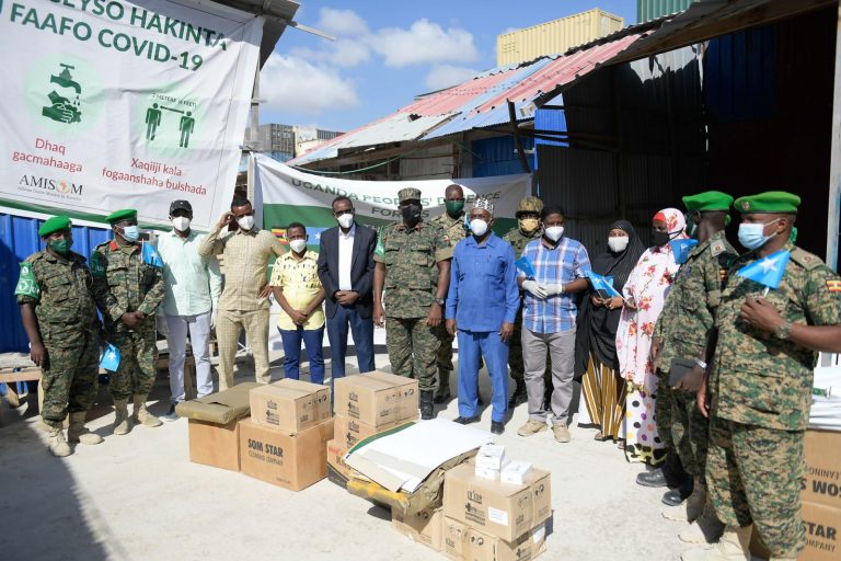 Ciidanka AMISOM oo Agab caafimaad ugu deeqay qaar ka mid ah barakacyaasha Muqdisho+Sawirro