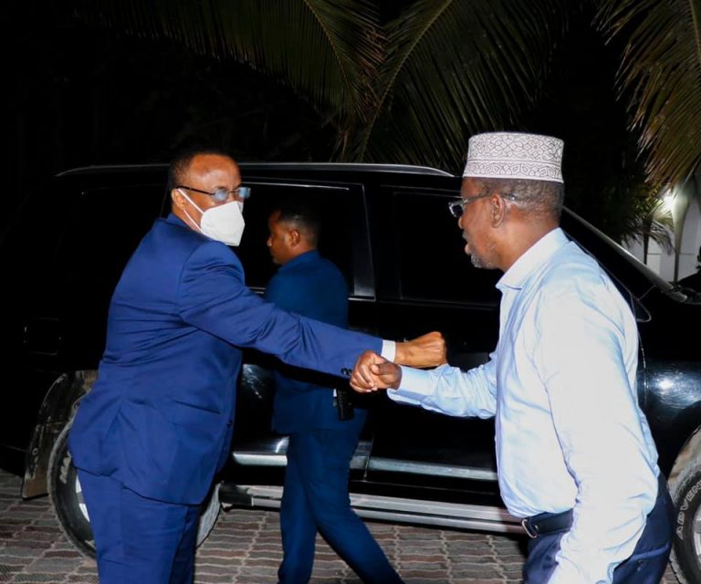 رئيس ولاية هرشبيلي يلتقي الرئيس الصومالي الأسبق شريف شيخ أحمد