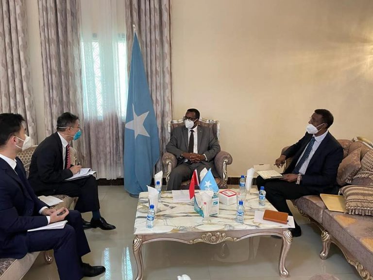 الصومال والصين يبحثان تعزيز العلاقات بين البلدين