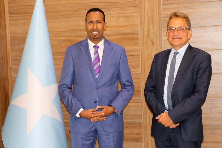 وزير التجارة يستقبل السفير السويدي لدى البلاد