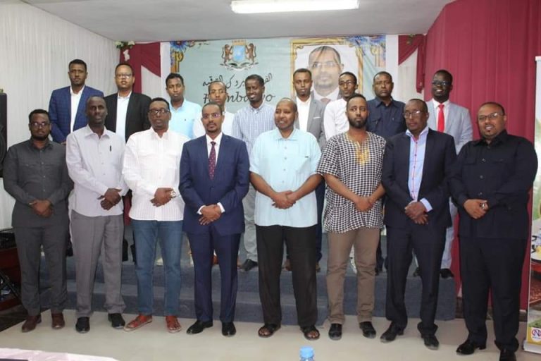 مديرو إدارات وزارة الخارجية يهنئون سعادة إلياس شيخ عمر على ترقيته كسفير جديد للصومال في مصر