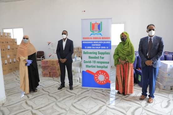 محافظ بنادر يزور مستشفى مرتيني