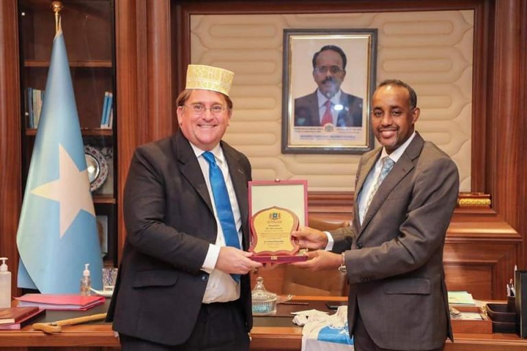 Ra’iisul wasaare Rooble oo kulan sagootin ah la qaatay safiirka Ingiriiska u fadhiyay…