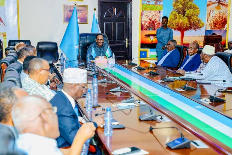 رئيس ولاية بونتلاند يتشاور مع السياسيين والناشطين المدنيين