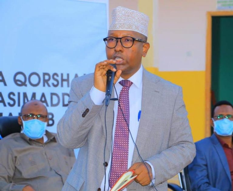 Kulan looga hadlayay amniga oo ka dhacay Samareeb+Sawirro