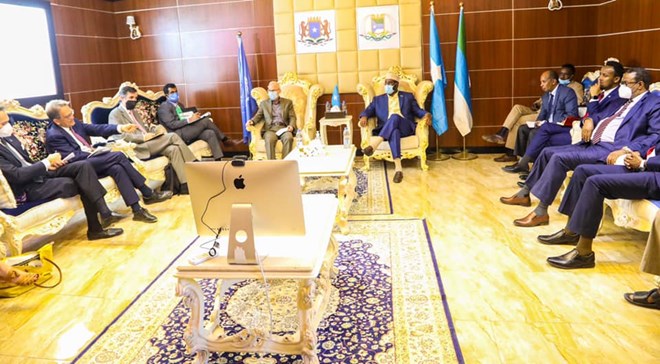 محادثات بين رئيس ولاية جوبالاند ووفد دولي في كسمايو