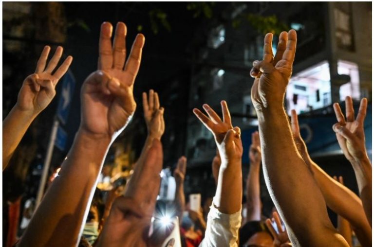 Mileteriga Myanmar oo xayiray isticmaalka baraha bulshada