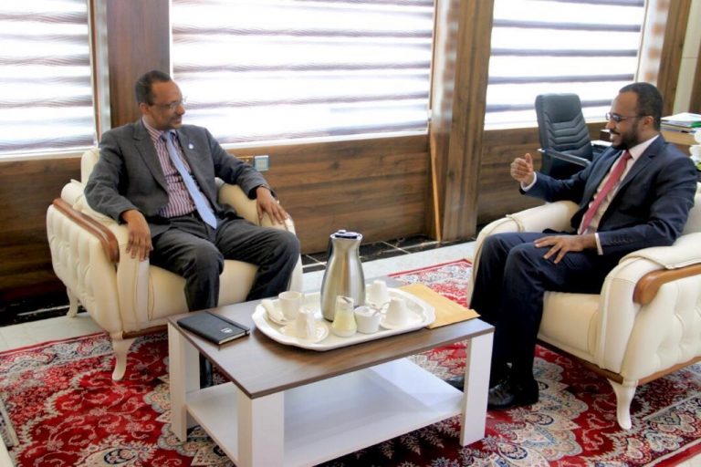 Wasiirka Qorsheynta XFS oo xafiiskiisa ku qaabilay Wasiirka Gaashaandhigga Soomaaliya “SAWIRRO”