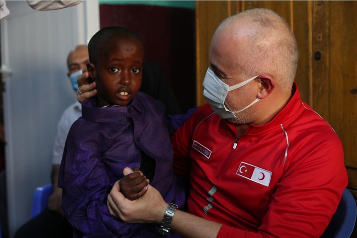 الهلال الأحمر التركي يبحث تطوير التعاون في الصومال