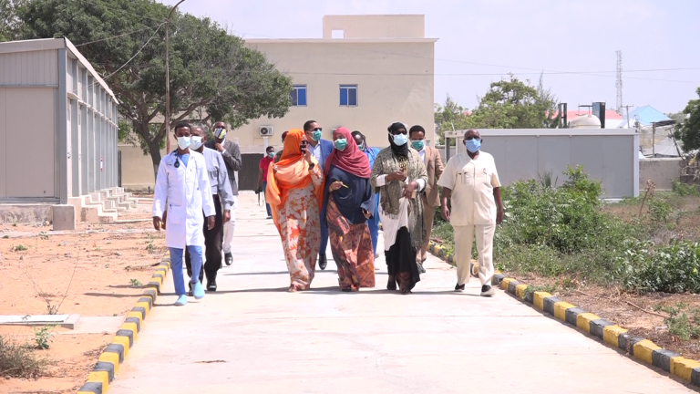 Wasiirka caafimaadka Soomaaliya oo kormeertay qeybta karantiilka Cudurka COVID-19 ee Isbitaal…
