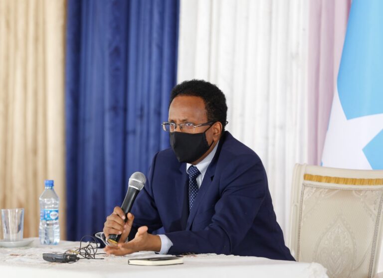 Madaxweyne Farmaajo oo Shir deg deg ah la qaatay bahda caafimaadka, maamulka gobolka Banaadir iyo…