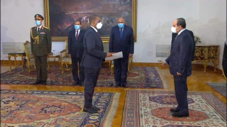 سفير الجمهورية يقدّم أوراق اعتماده إلى الرئيس المصري
