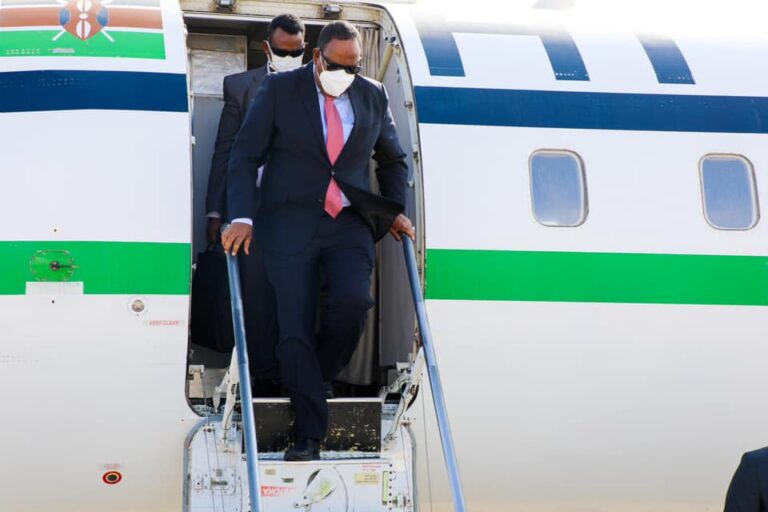 Madaxweynaha Puntland iyo wafdi uu hogaaminayo oo lagu soo dhaweeyay Muqdisho “SAWIRRO”