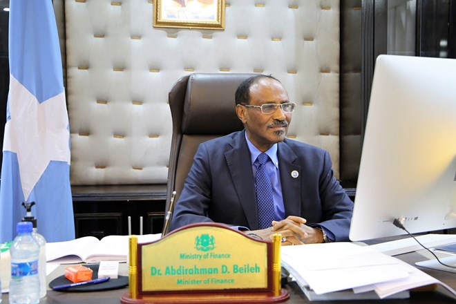 القائم بأعمال وزير المالية يوقع اتفاقية تعاون مع مؤسسة التمويل الدولية