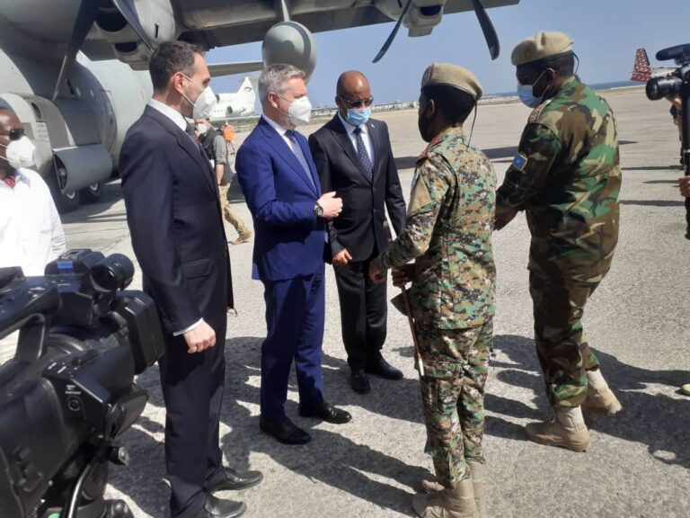 وصول وزير الدفاع الإيطالي إلى مقديشو