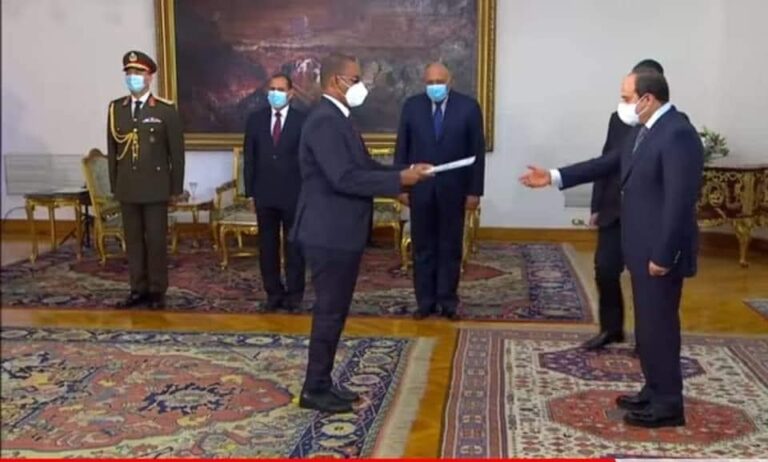 سفير الصومال يقدم أوراق اعتماده إلى الرئيس المصري