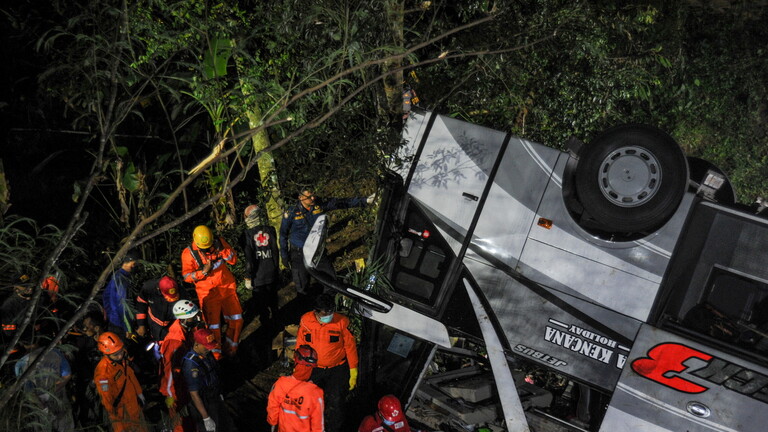 إندونيسيا.. مصرع 27 شخصا إثر سقوط حافلة تقل تلاميذ في واد