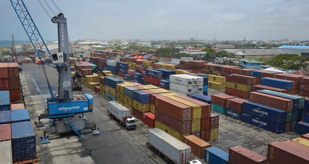 Wasaaradda Dekadaha iyo Muqdisho Alport oo soo bandhigay qandaraas dhisme lagu kordhinayo Dekadda