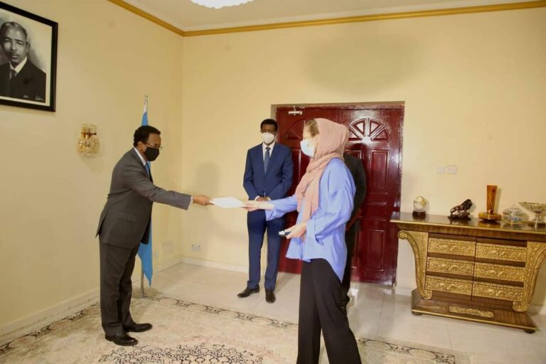 رئيس الجمهورية يتسلم أوراق اعتماد السفيرة البريطانية الجديدة لدى البلاد