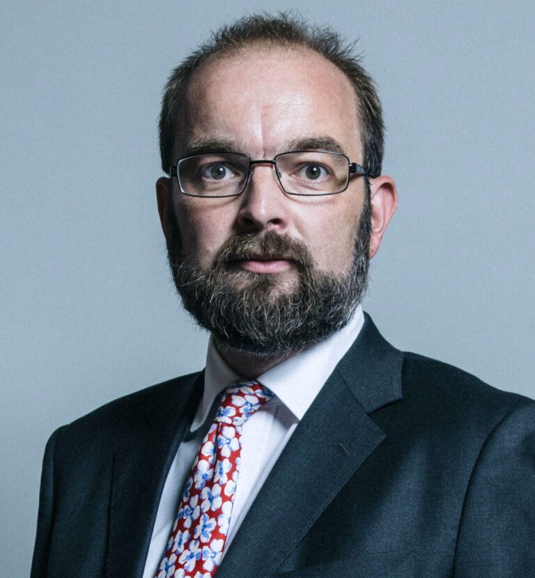 وزير المملكة المتحدة لشؤون أفريقيا يحث القادة الصوماليين على التوصل إلى توافق في الآراء بشأن العملية…