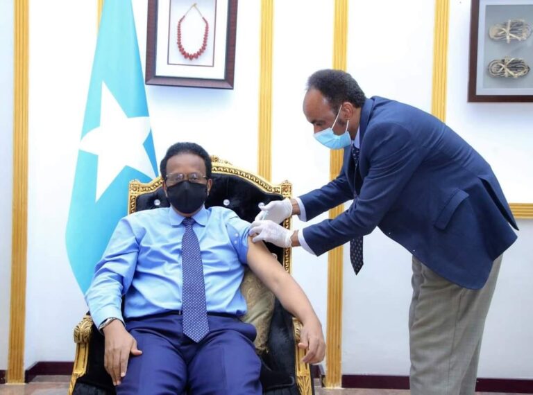 Somali President takes Covid_19 Vaccince