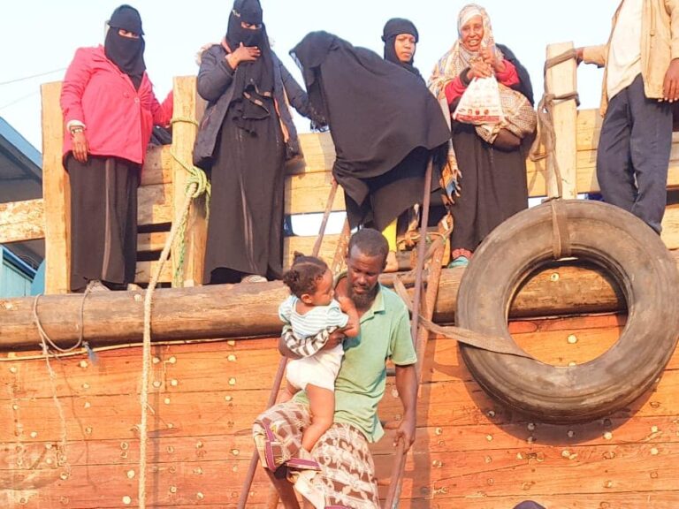 وصول لاجئين يمنيين إلى مدينة بوصاصو